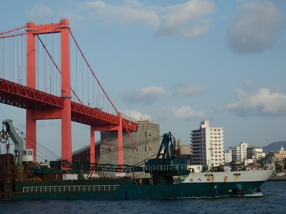 若戸大橋16船と橋.jpg
